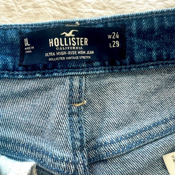 Hollister Ultra High Rise Mom Jean- Patchwork 0L - Picture 3 of 4